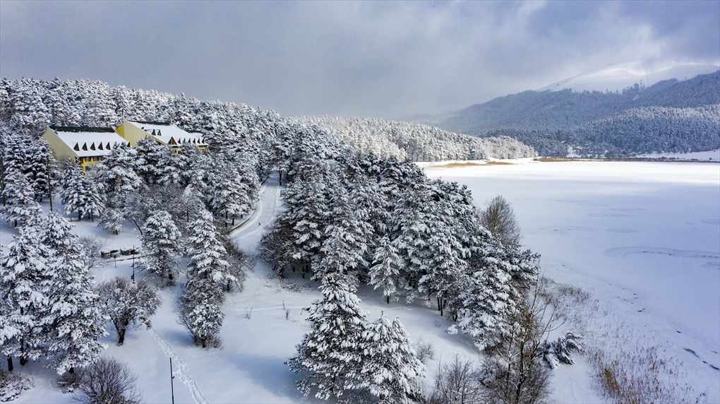 Karlı şömine atmosfer kış manzara