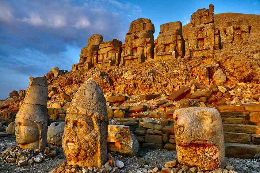 Nemrut Dağı zirve heykelleri