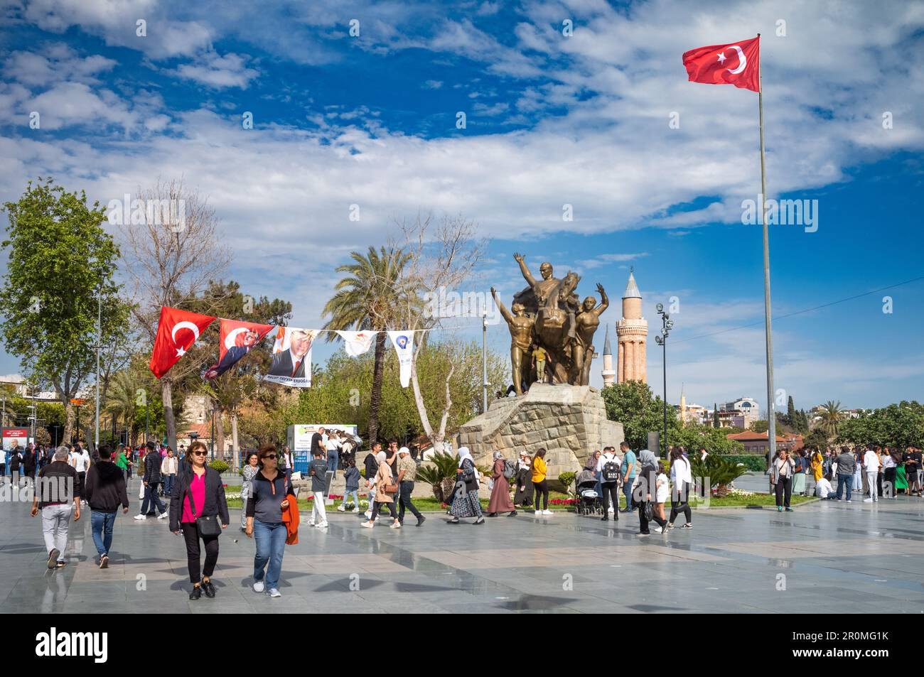 Antalya falezleri ve turkuaz Akdeniz — Akdeniz bölgesi sahil manzarası