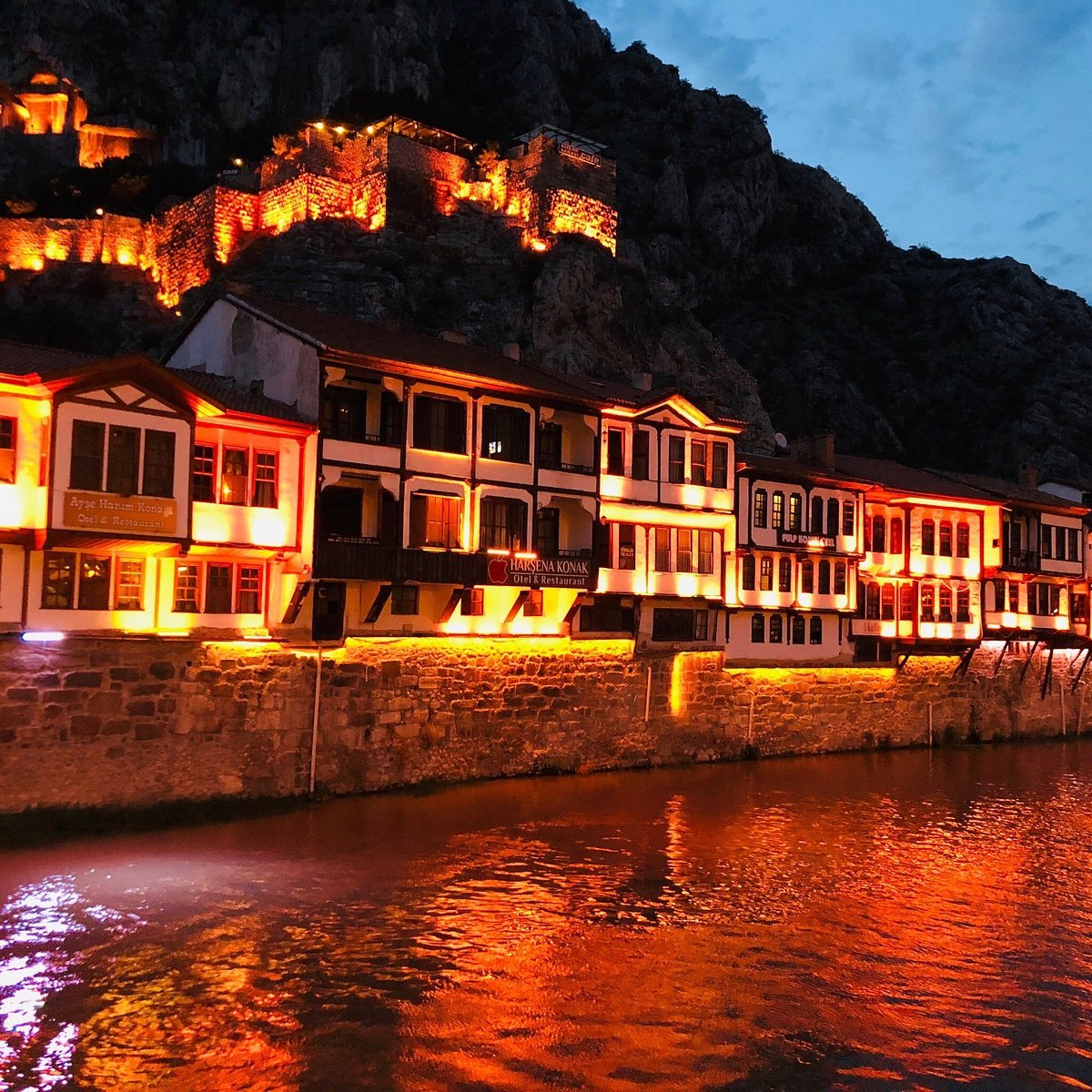 Amasya Yalıboyu evleri Yeşilırmak gece