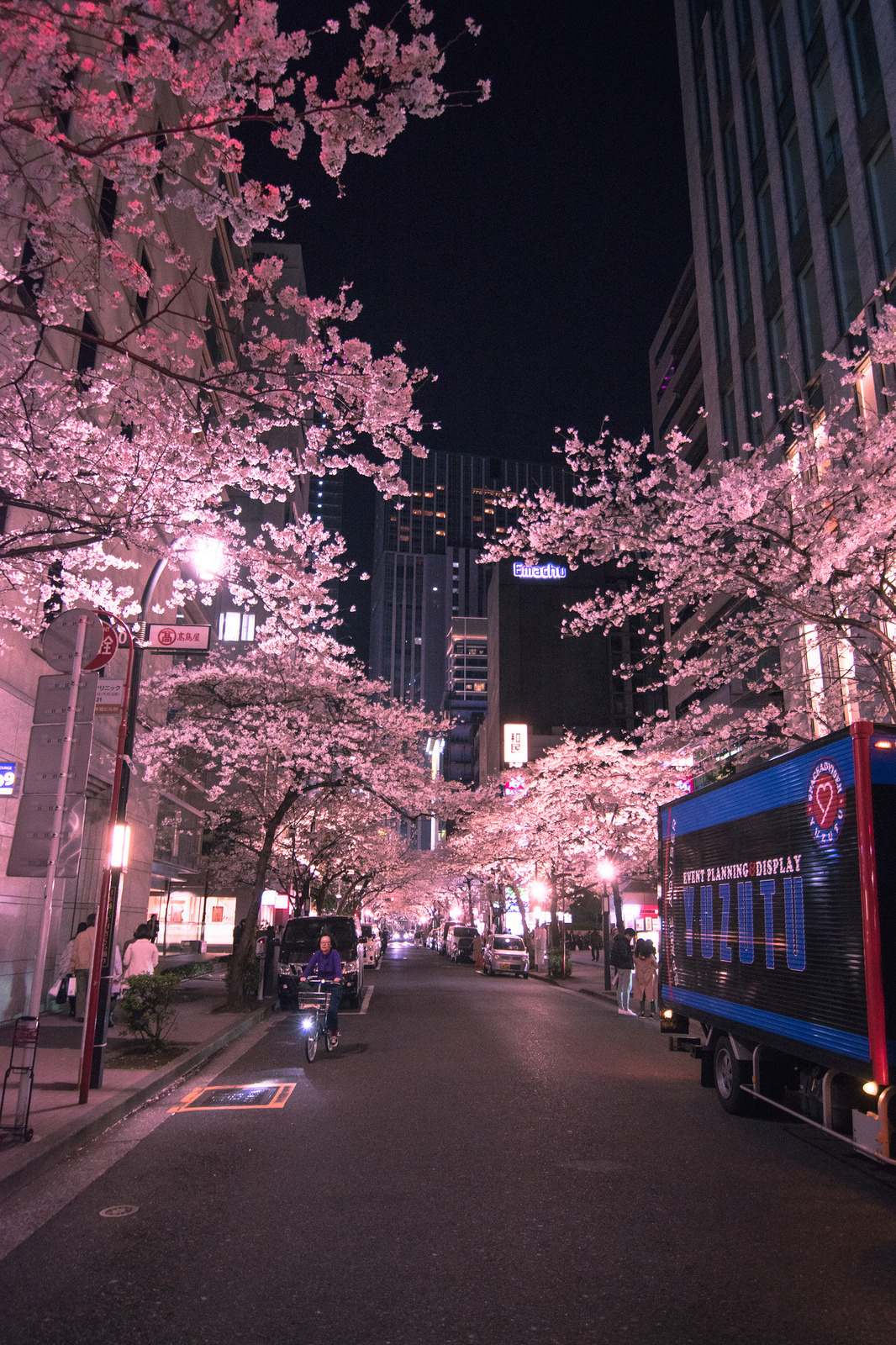 Tokyo Shibuya kavşağında neon ışıklı reklamlar ve kalabalık geceleri — Asya kıtasının modern metropolü