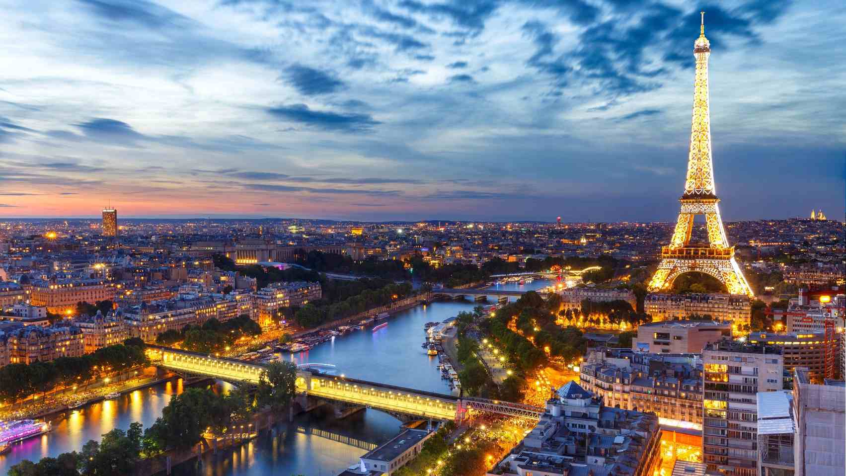 Paris'te Eyfel Kulesi, Seine Nehri ve klasik Haussmann mimarisi — Avrupa kıtasının ikonik metropolü