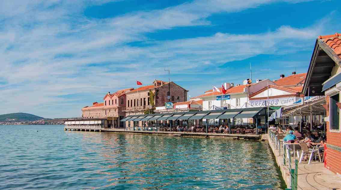 Ayvalık Rum taş evler dar sokak renkli