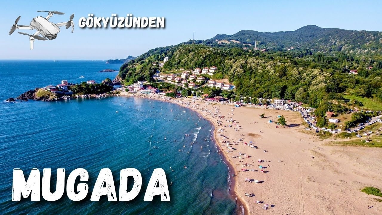 Mugada koyu beyaz kayalar turkuaz su