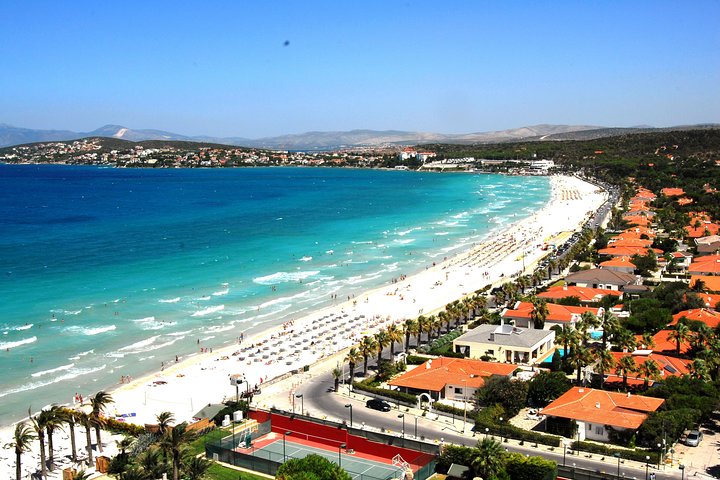 Alaçatı taş ev butik tatil sokağı