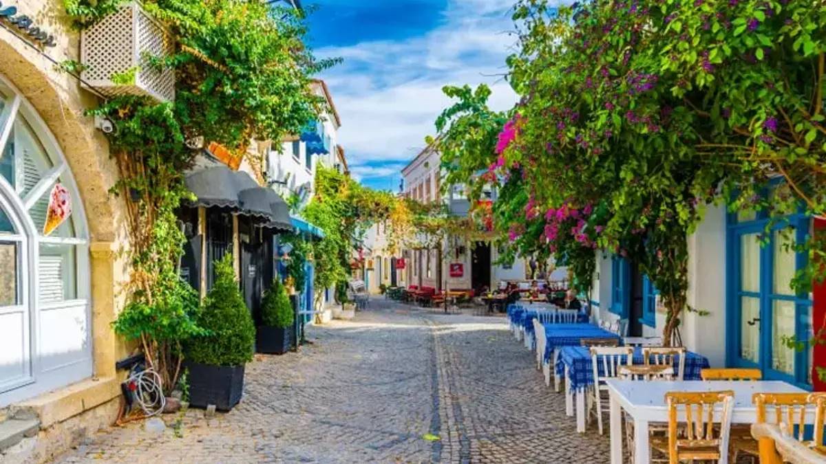 Çeşme tarihi Rum sokakları taş ev