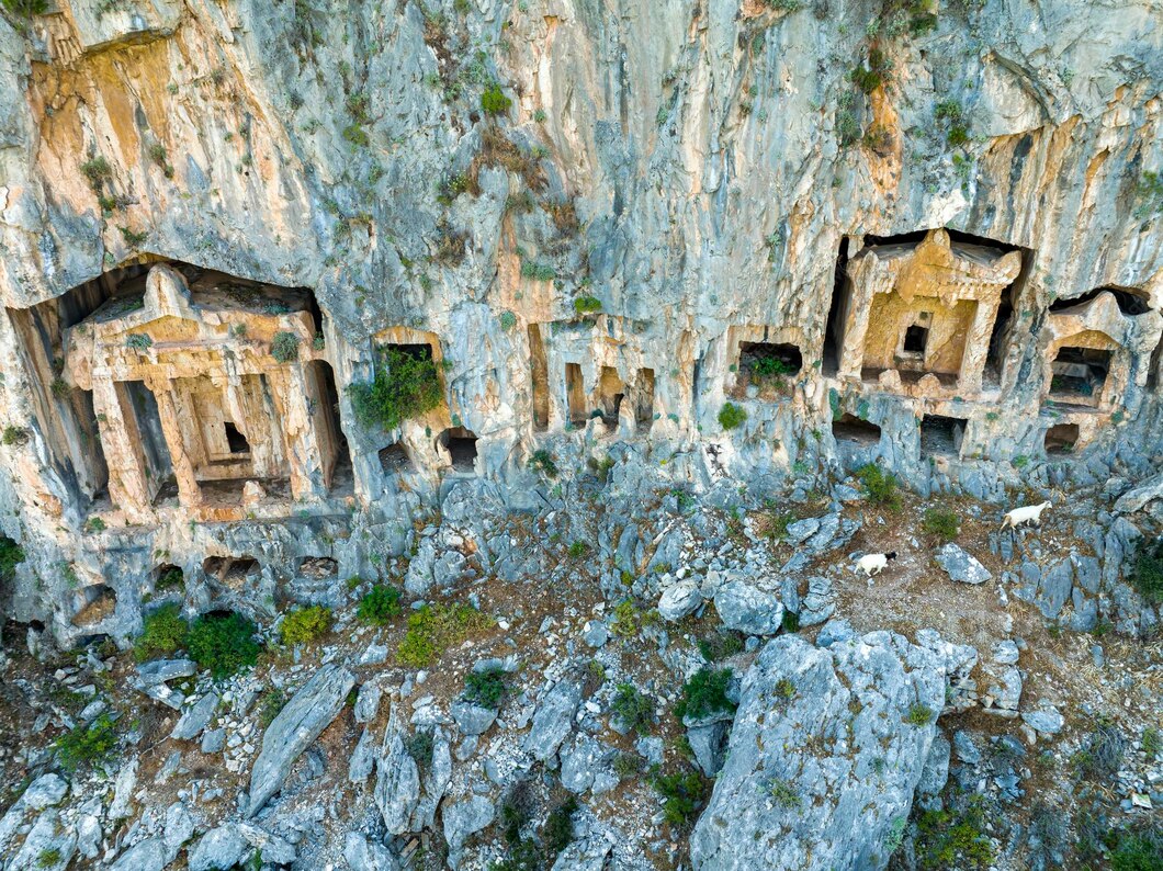 Dalyan Kaunos Likya kaya mezarları nehir