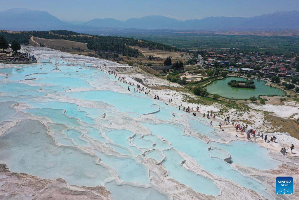Pamukkale beyaz traverten terasları turkuaz