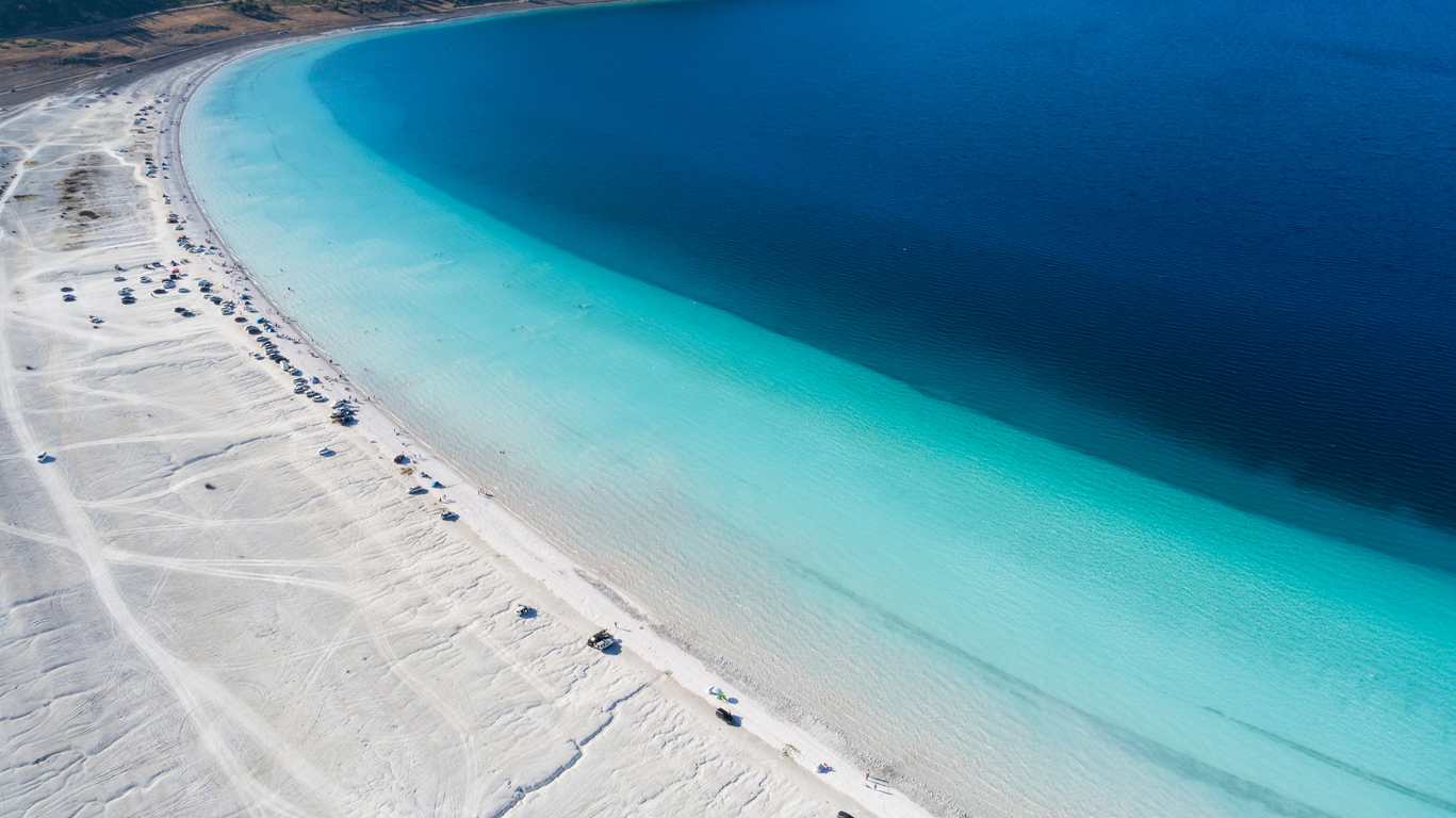 Salda Gölü beyaz kumlu kıyılar turkuaz