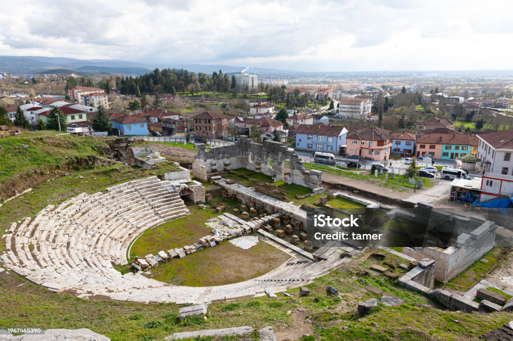 Konuralp Roma tiyatrosu antik kalıntılar