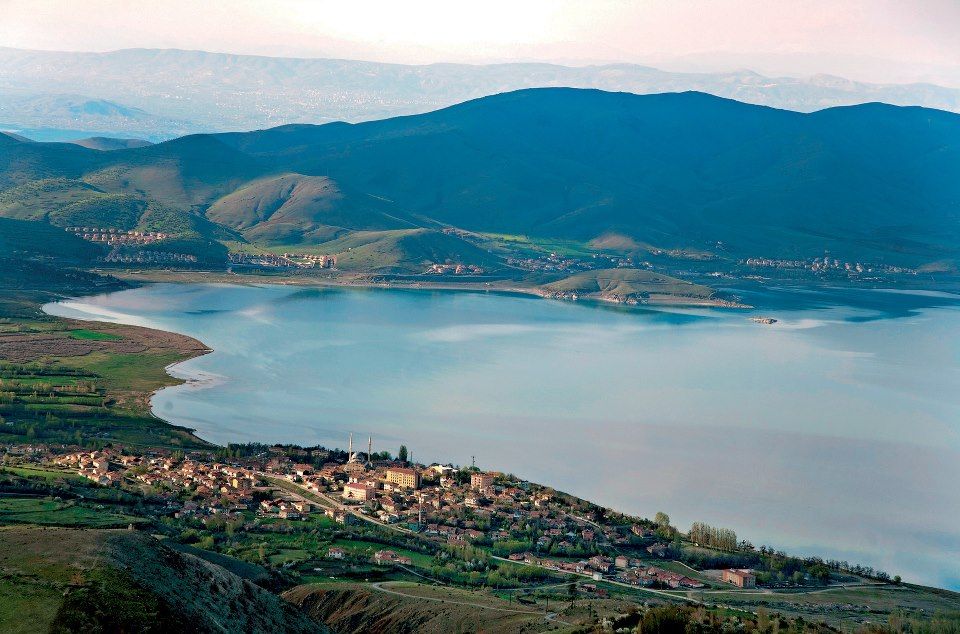 Hazar Gölü mavi su krater dağlar