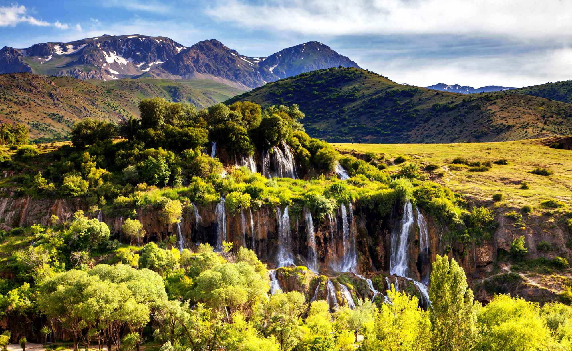 Girlevik Şelalesi 40 metre kayalık doğal