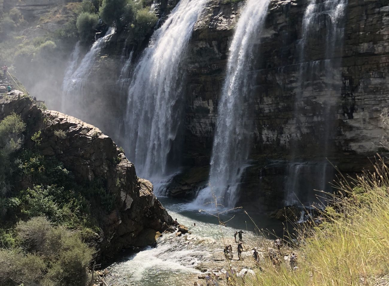 Tortum Şelalesi 48 metre düşüş yeşil