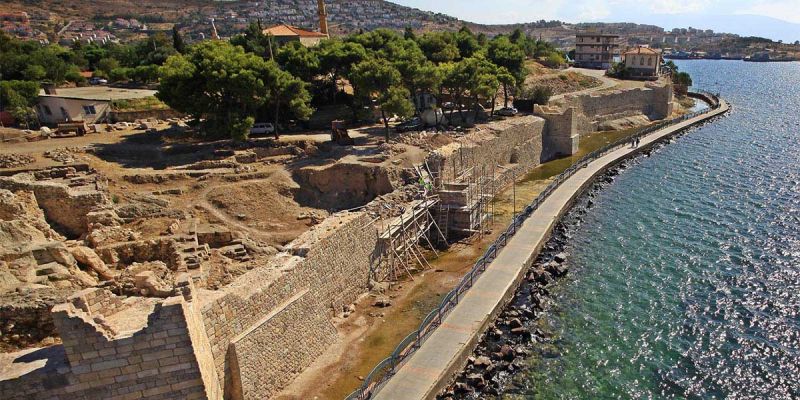 Foça balıkçı limanı taş ev sokak antik