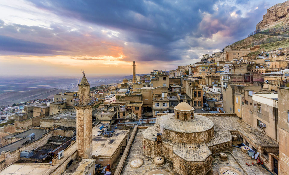 Mardin'in taş evleri ve Mezopotamya ovası — Güneydoğu Anadolu kültür manzarası