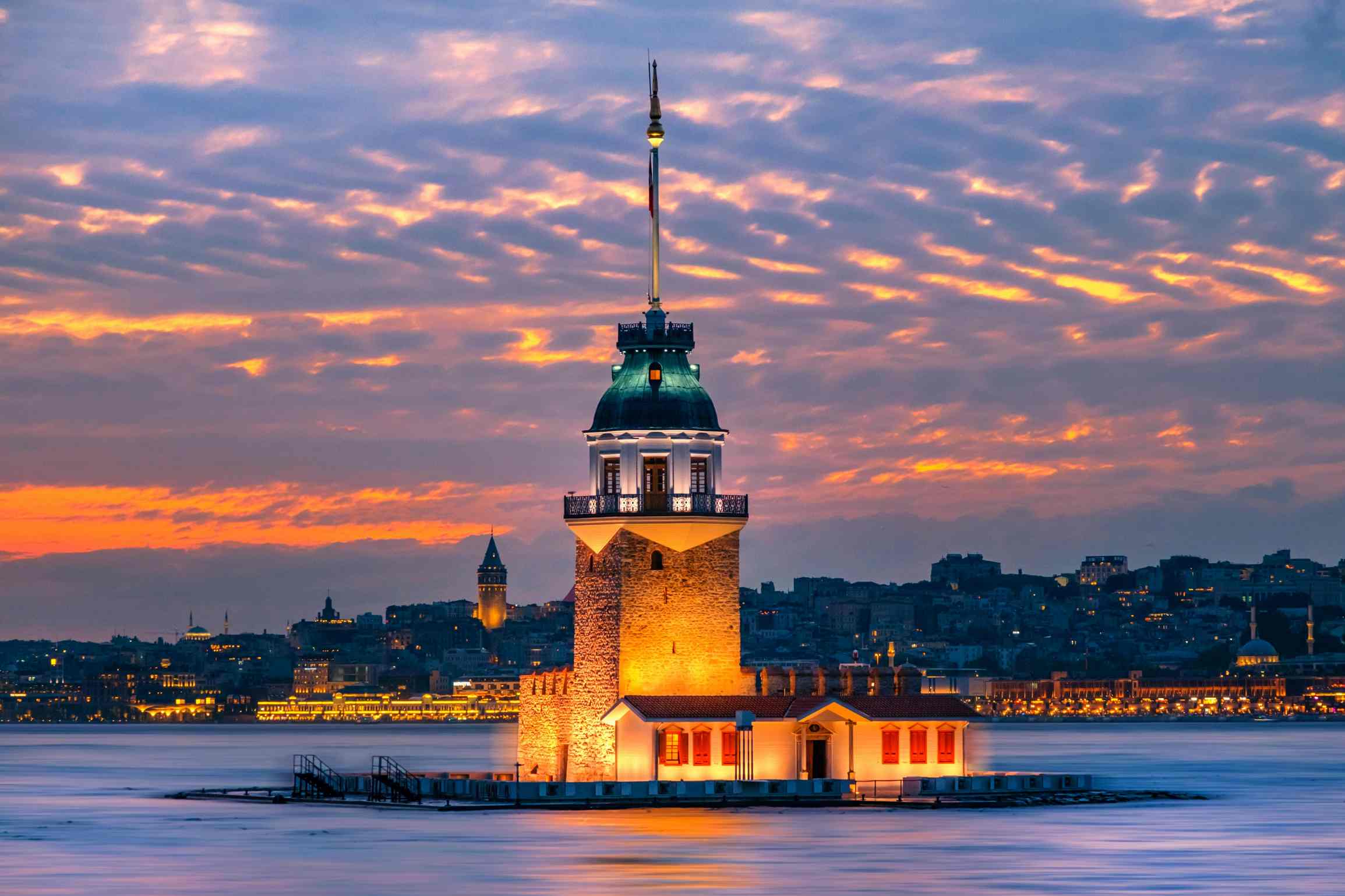 Kız Kulesi İstanbul Boğazı gündoğumu siluet