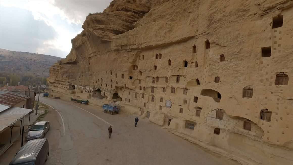 Manazan Mağaraları kaya yerleşimi