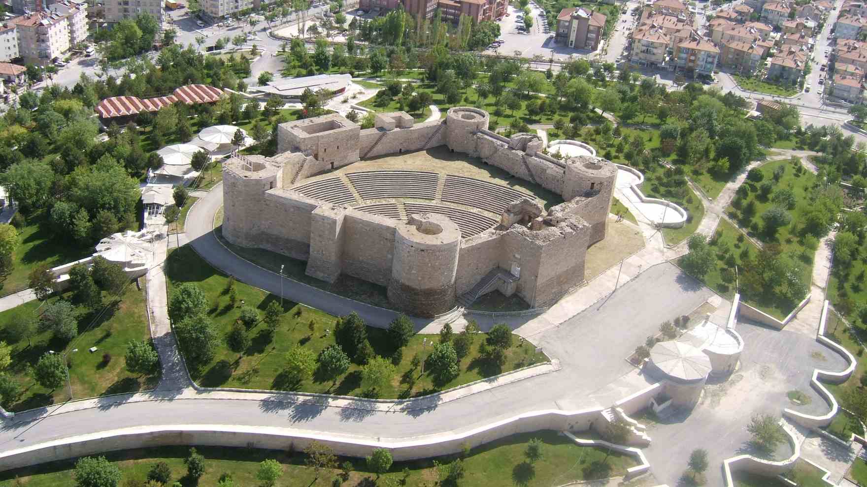 Karaman Kalesi Karamanoğulları surları
