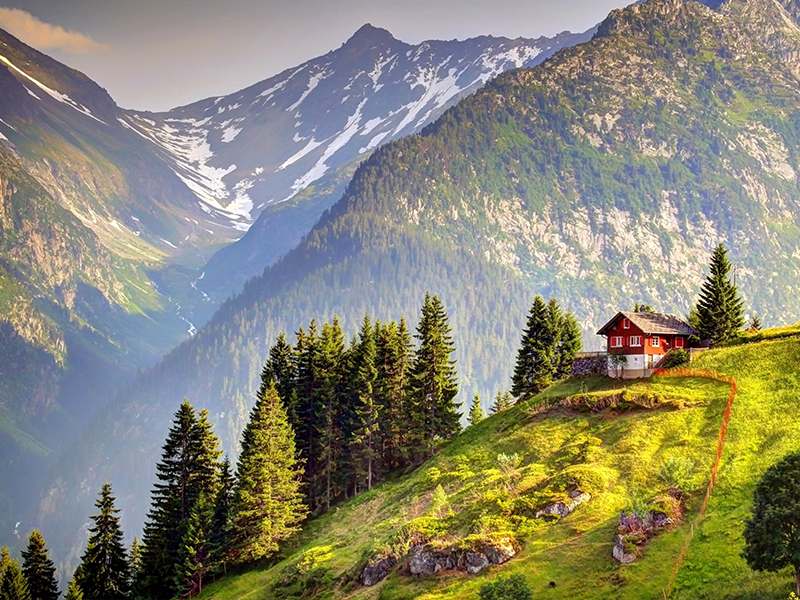 Karla kaplı Alp dağları ve kayak pisti — kış tatili destinasyonu