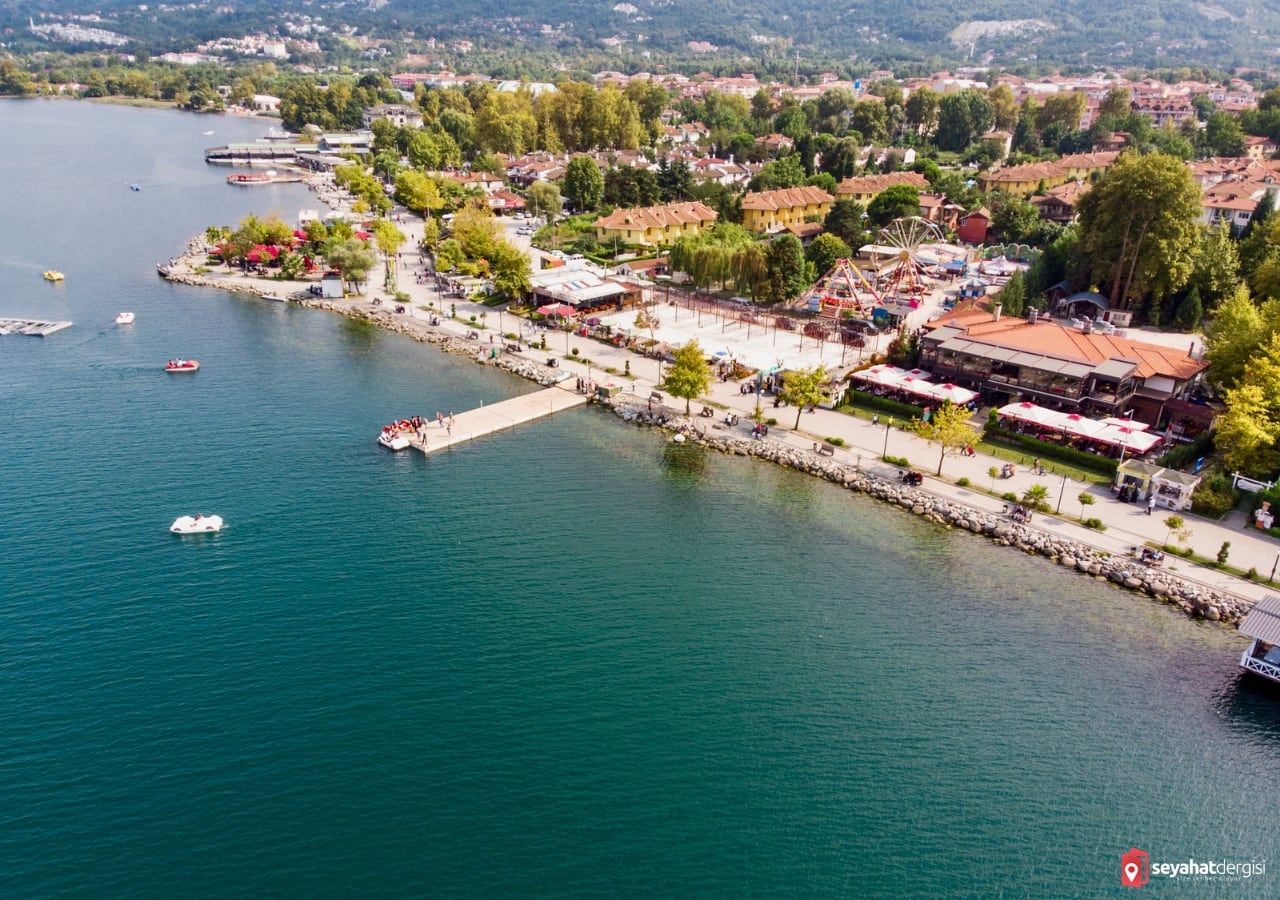 Sapanca Gölü mavi su dağlar yeşil