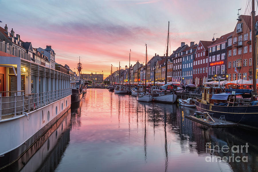 Nyhavn renkli liman cepheleri gün batımında, Kopenhag