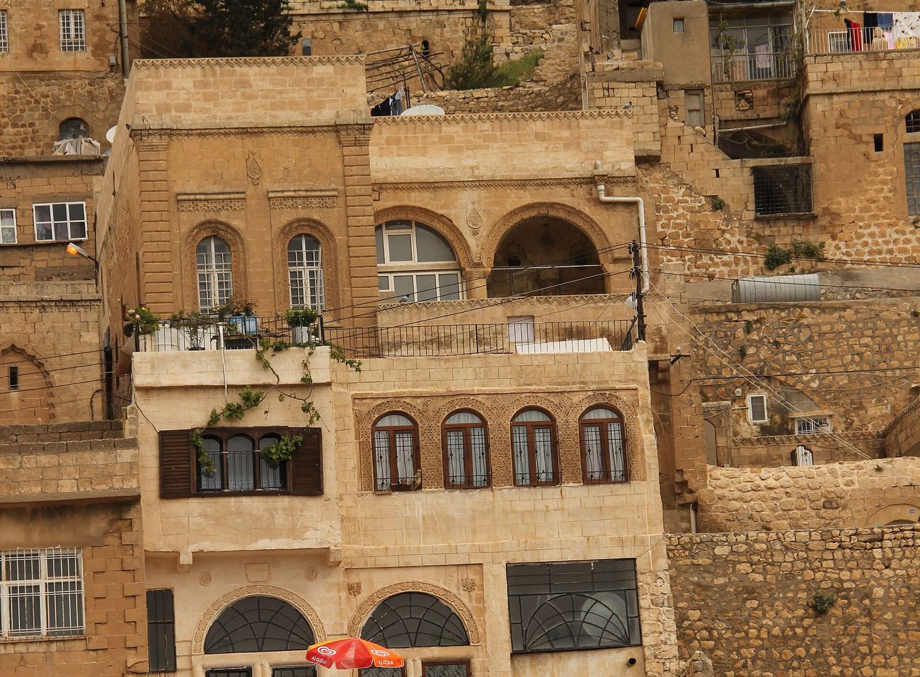 Mardin Zinciriye Medresesi ve Mezopotamya manzarası — Mardin'de gezilecek yerlerin başında
