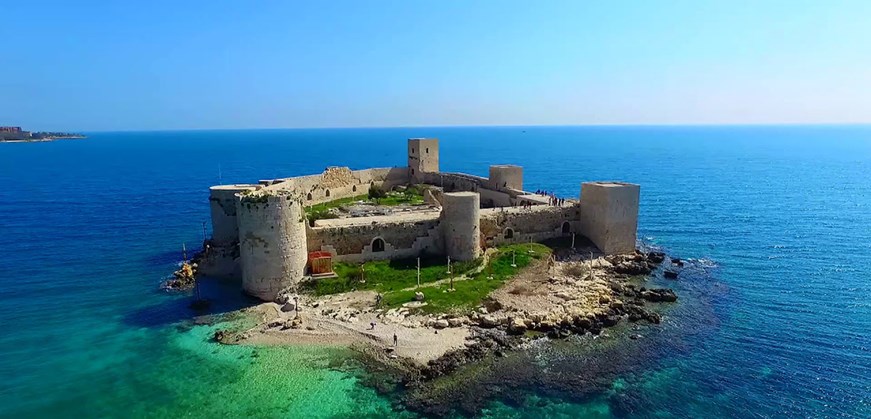 Kızkalesi Mersin denizden yükselen Ortaçağ kalesi