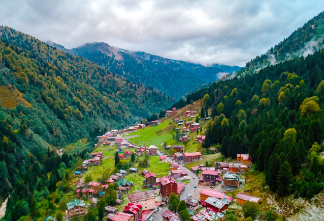 Ayder Yaylası Rize ahşap evler sis ve yeşil