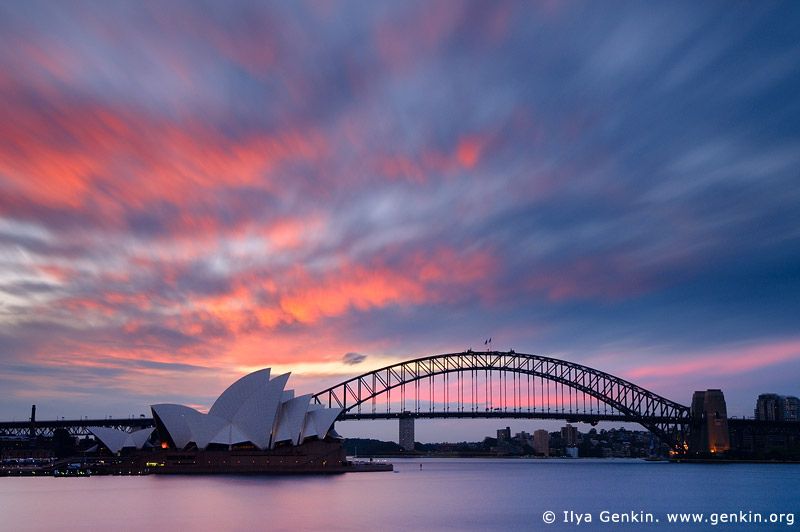 Sidney Opera House ve Harbour Bridge gün batımında