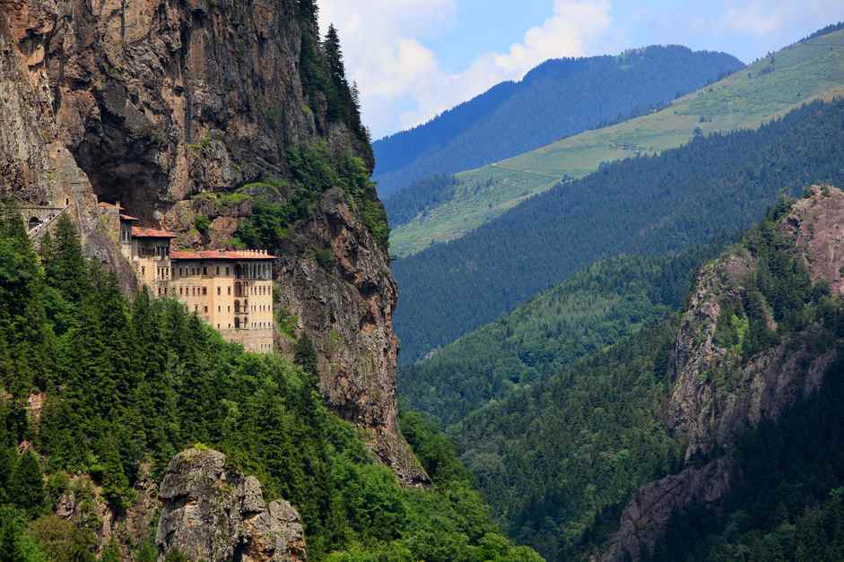 Sümela Manastırı — kaya kütlesine oyulmuş MS 4. yüzyıl Rum Ortodoks manastırı, Trabzon