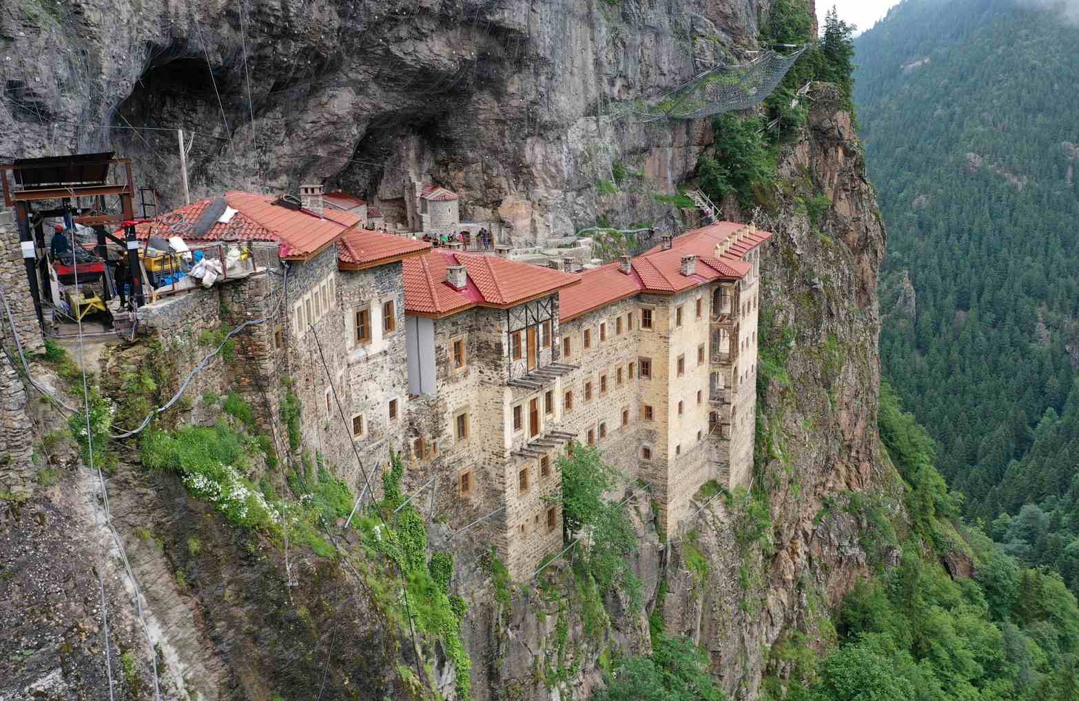 Sümela Manastırı vadiden panoramik görünüm, kaya kütlesi, Altındere