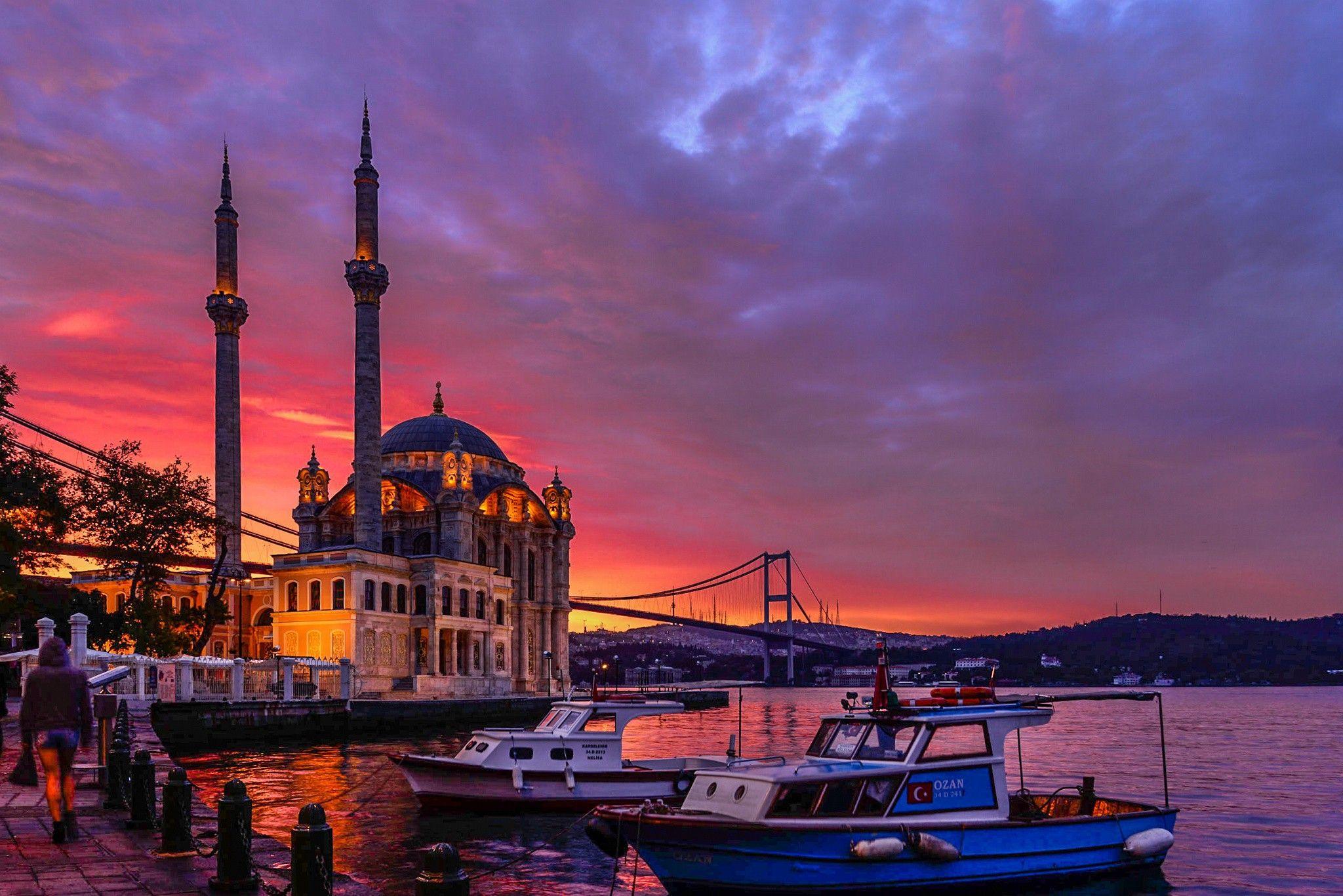 İstanbul Boğazı'nda Galata Kulesi, tarihi yarımada ve cami silüetleri — Türkiye'nin kültür başkenti
