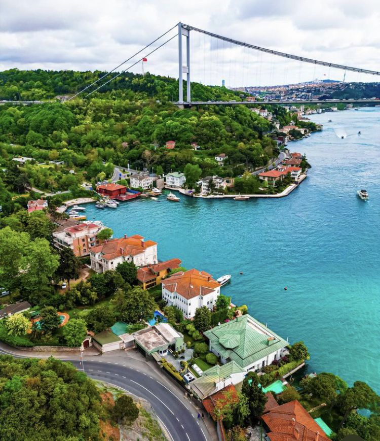 Kuzguncuk renkli ahşap ev Yahudi Rum Türk mahalle
