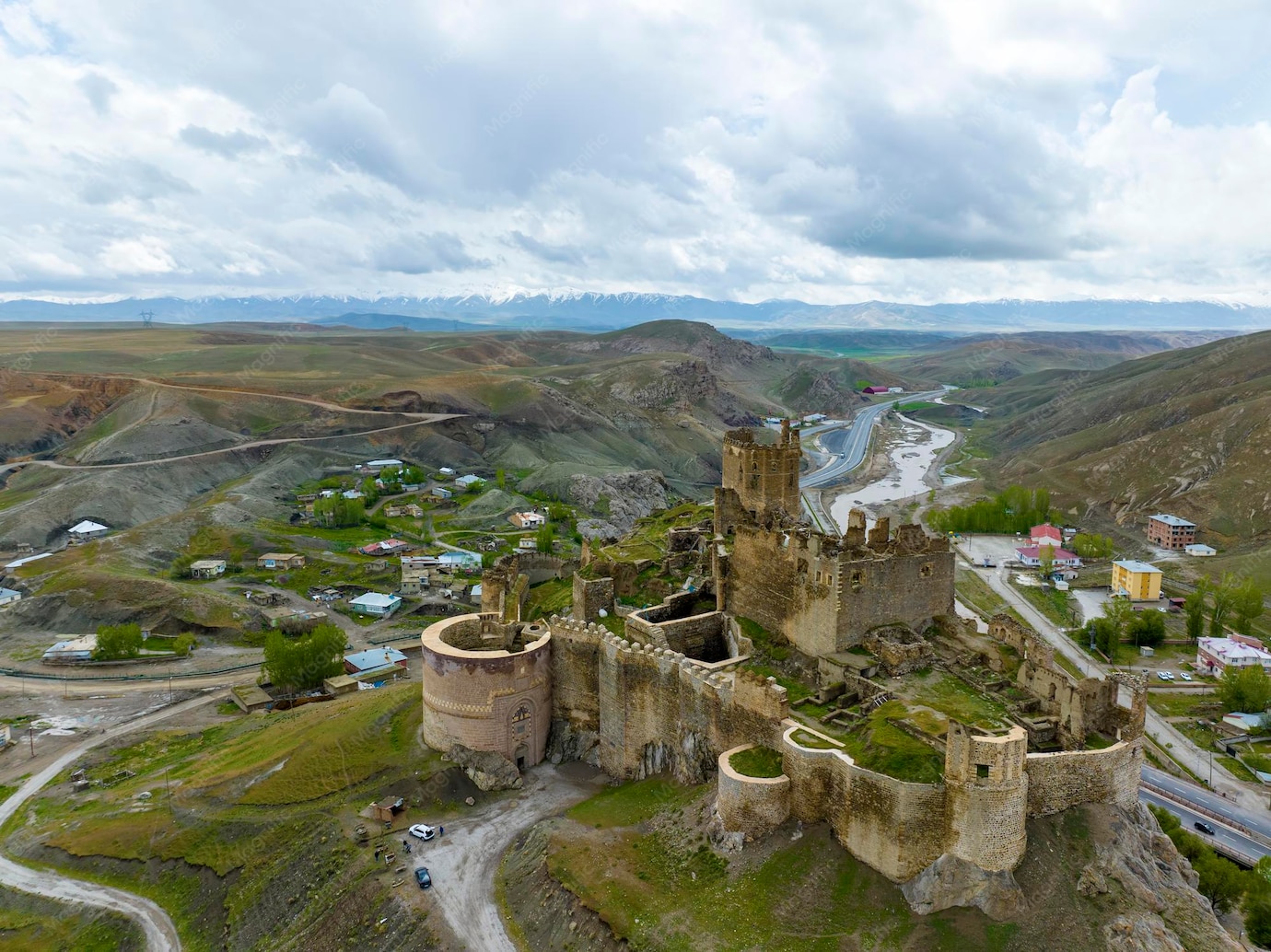 Hoşap Kalesi 1643 kayalık tepe Osmanlı