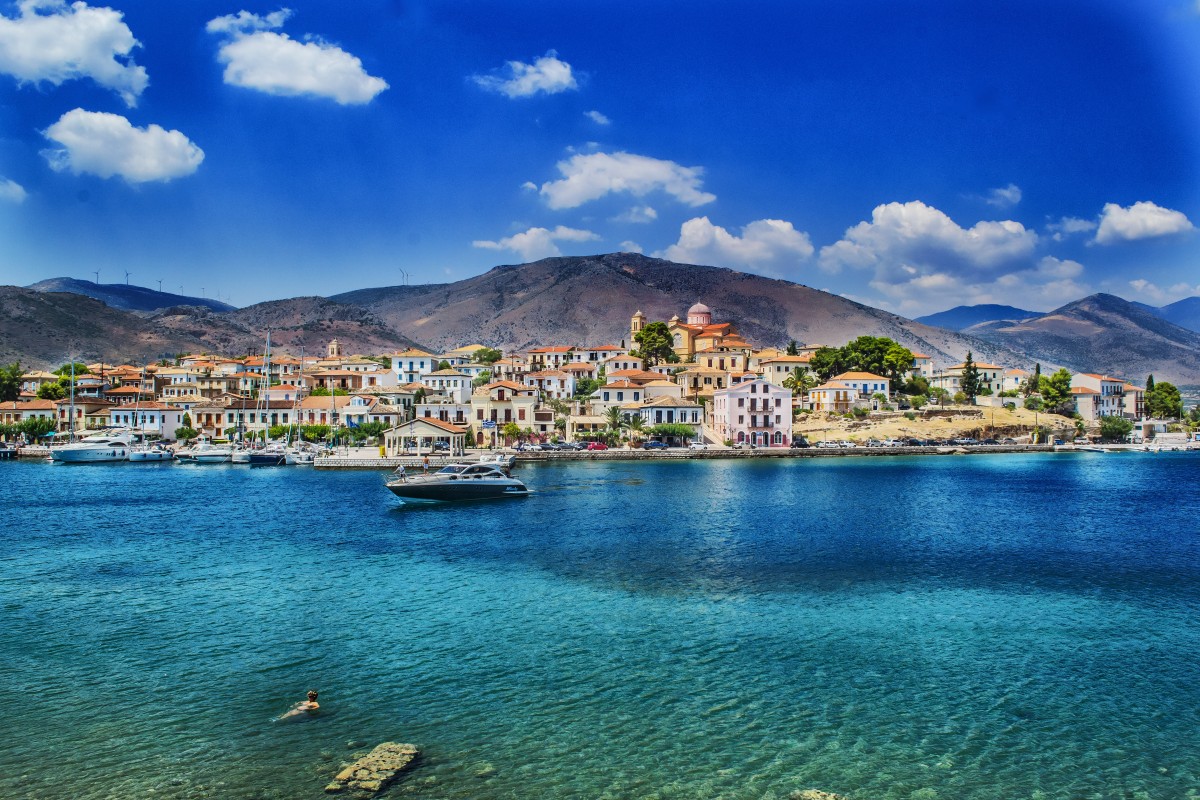 Akdeniz kıyısında turkuaz koy — yaz tatili için ideal sahil destinasyonu