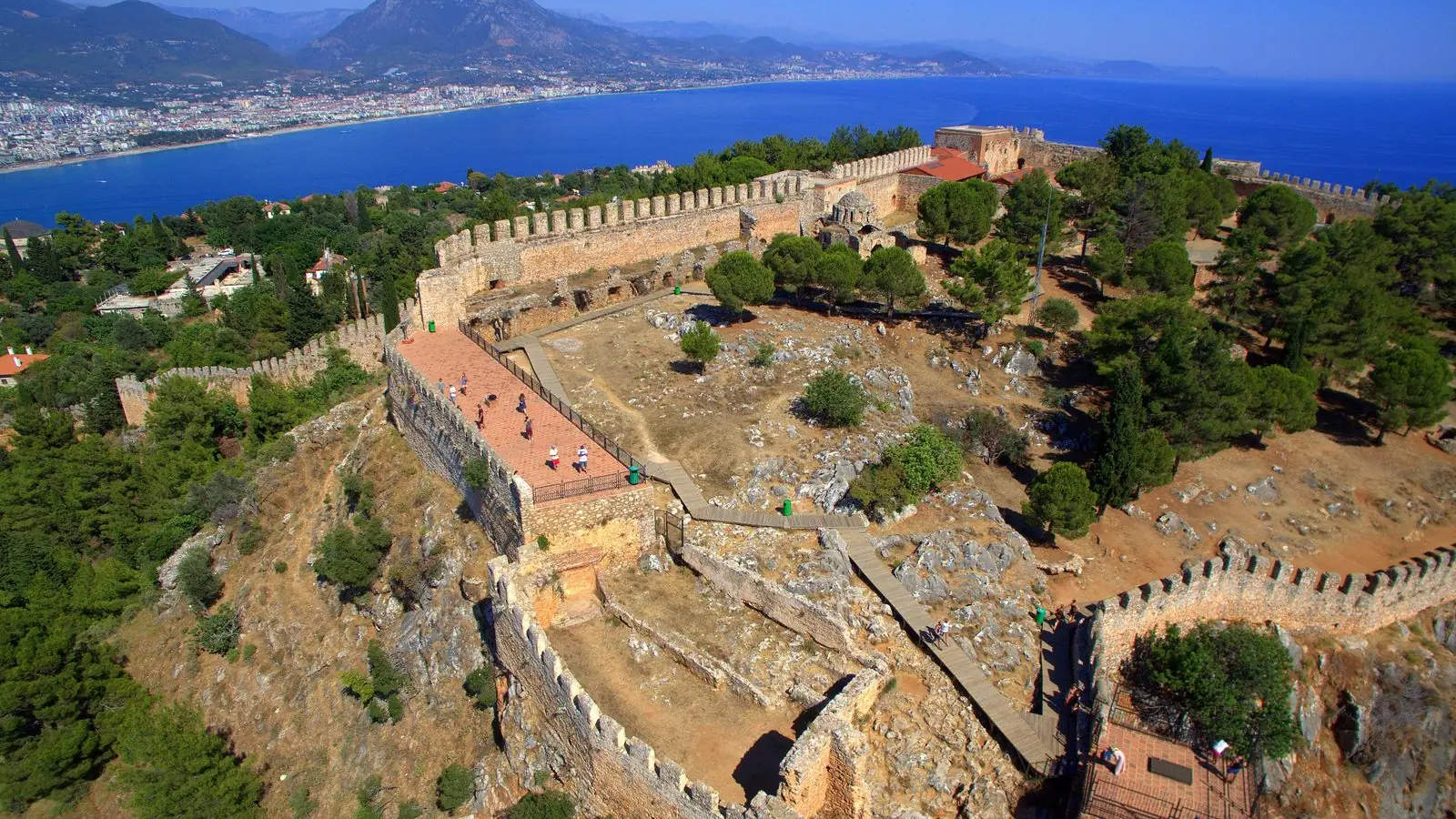 Alanya Kalesi Kızıl Kule yarımada Kleopatra Plajı Akdeniz