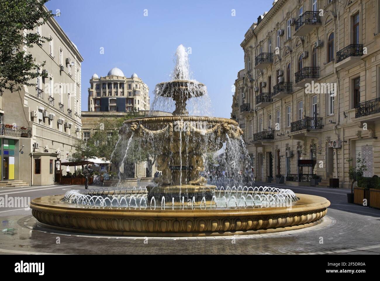 Bakü Fountains Square + Nizami Caddesi