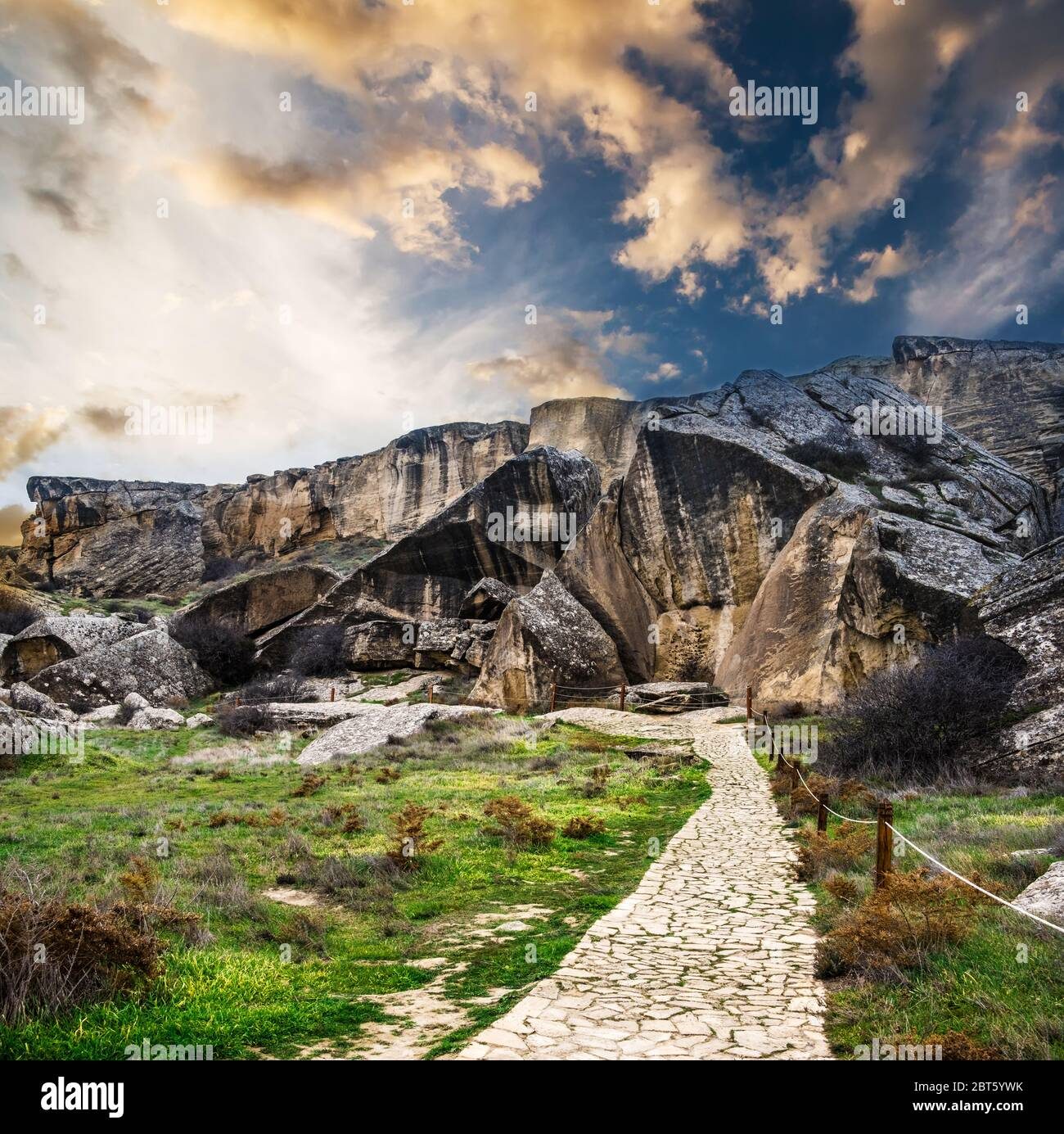 Bakü Gobustan Milli Parkı (kaya resimleri + çamur volkanları)