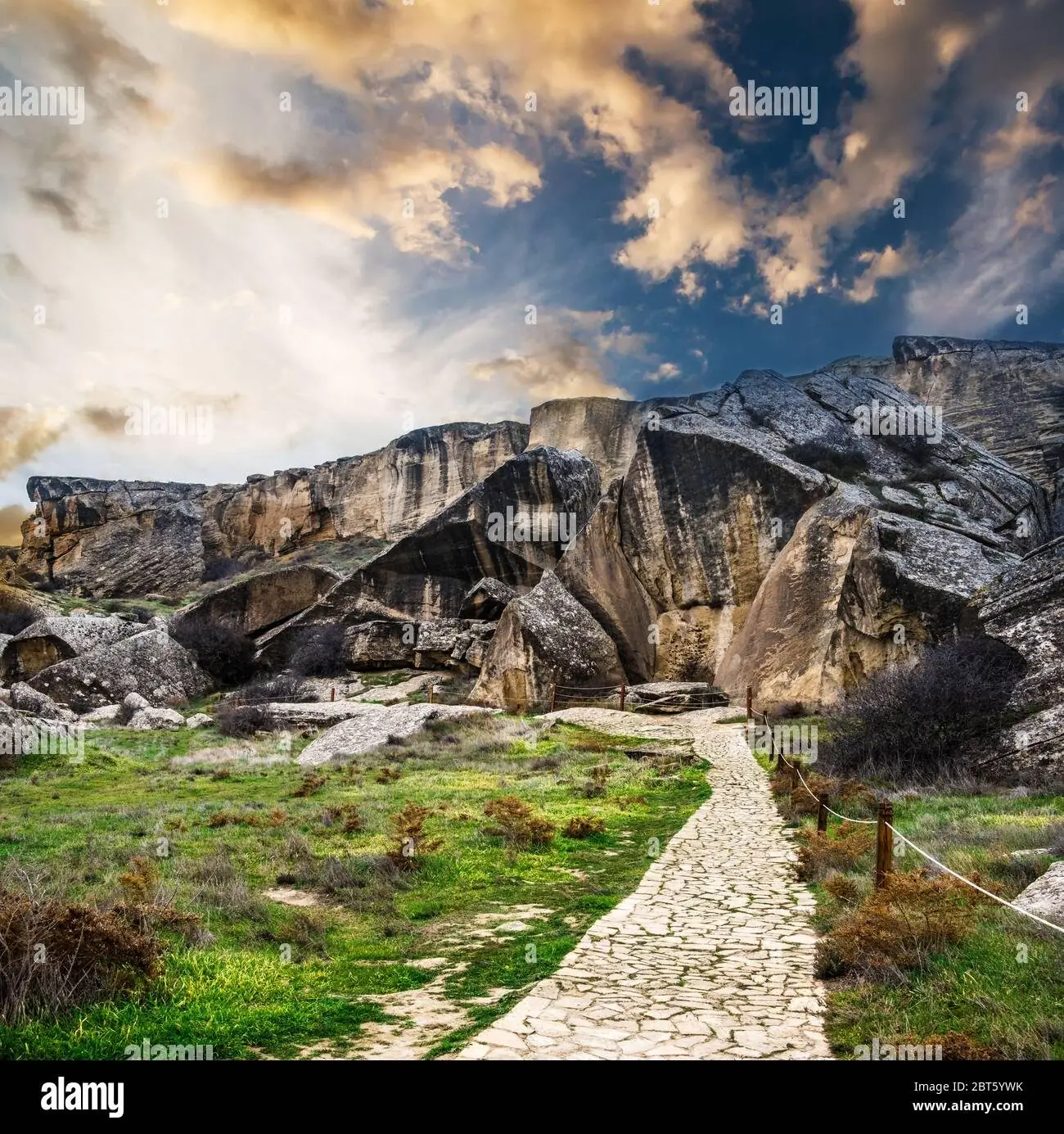Bakü Gobustan Milli Parkı (kaya resimleri + çamur volkanları)