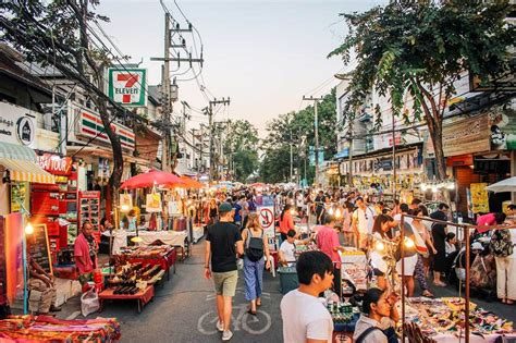 Chiang Mai Pazar Yürüyüş Caddesi (Sunday Walking Street)