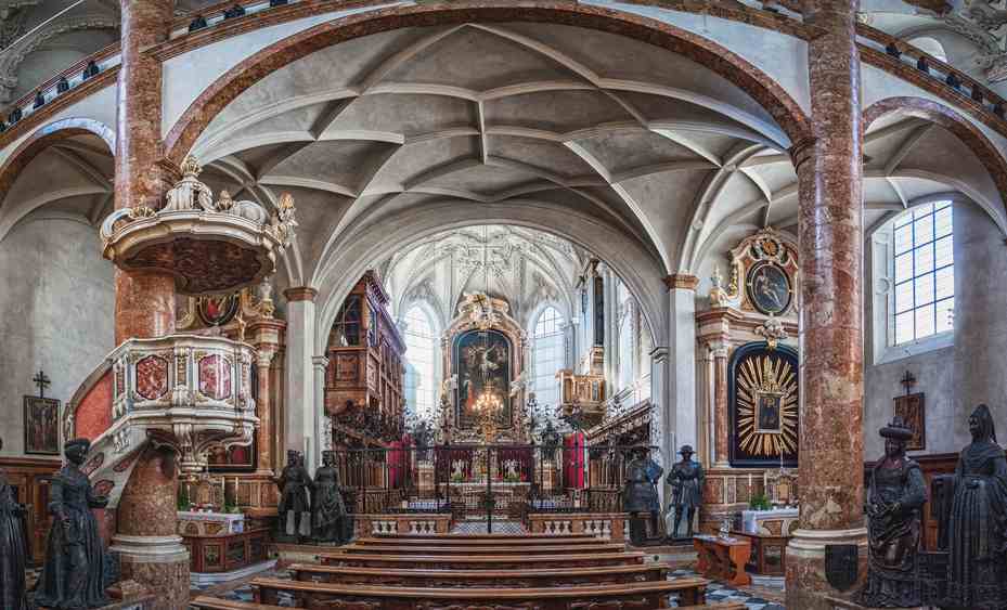 Hofkirche (Saray Kilisesi) & Maximilian Mezarı