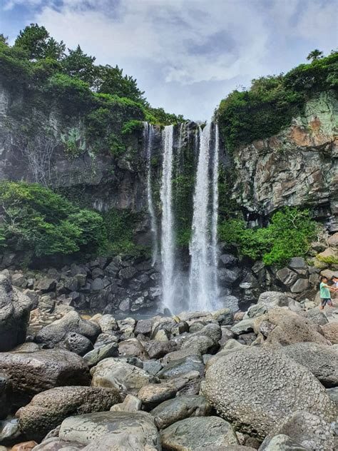 Jeju Jeongbang Şelalesi