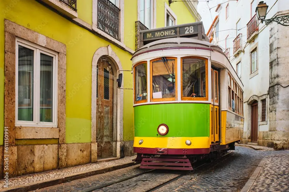 Lizbon: alfama mahallesi sari tramvay