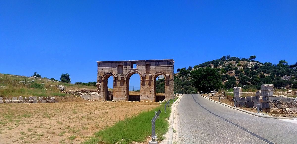 Patara Modestus Zafer Takı (Şehir Kapısı)