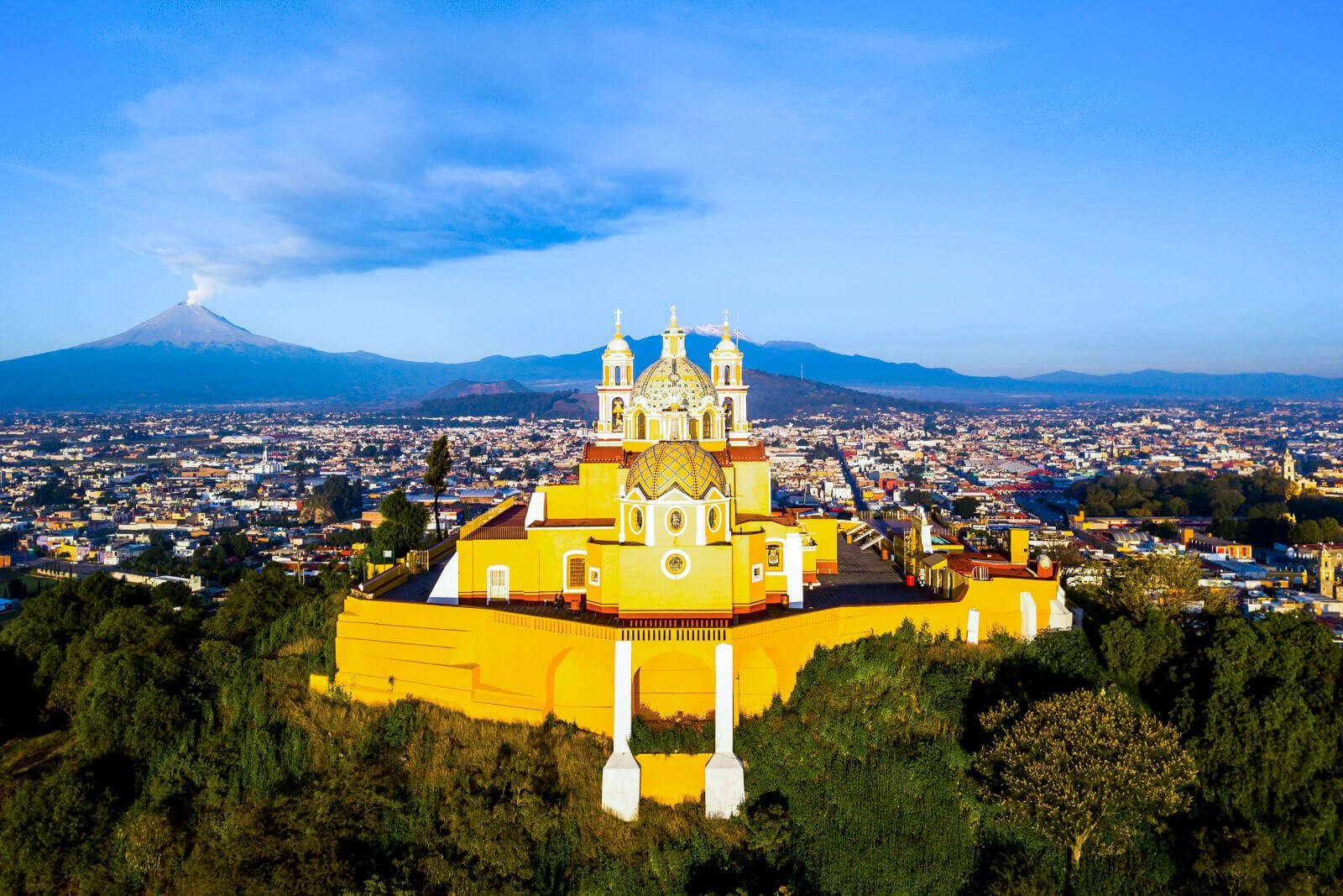 Cholula (Büyük Piramit + Kilise)