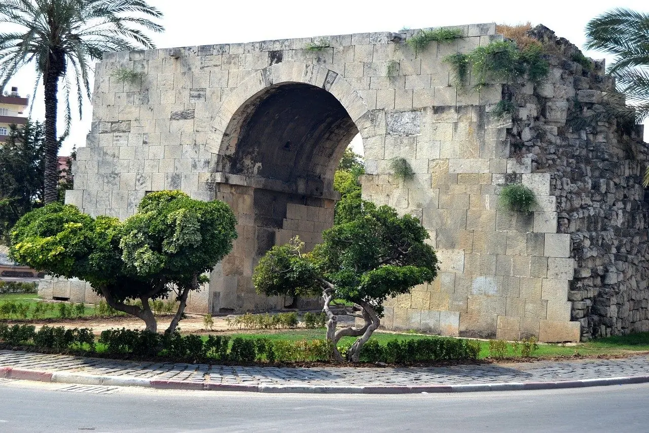 Tarsus Kleopatra Kapısı St. Paul Kuyusu Şelale eski evler