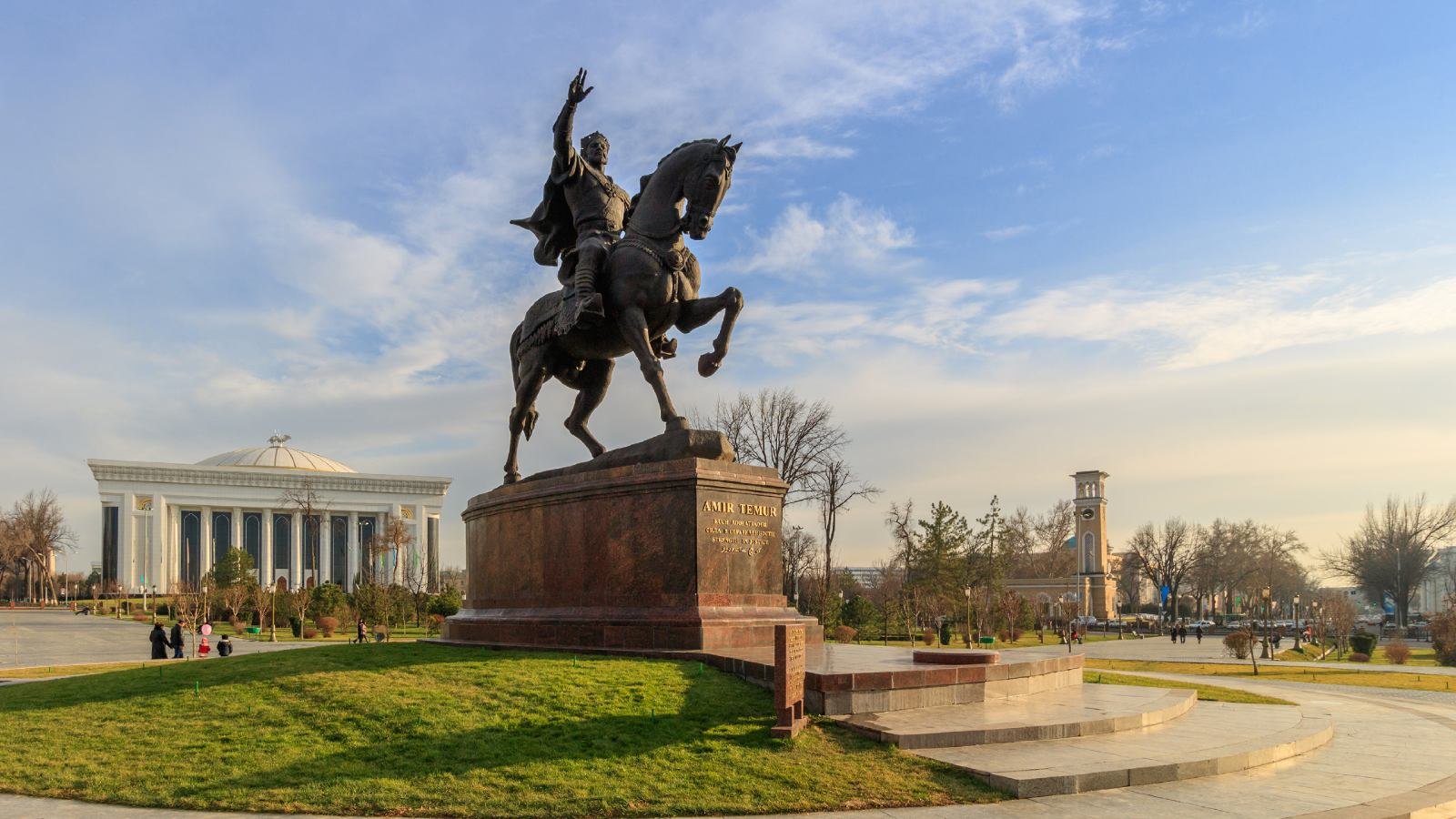 Amir Timur Müzesi & Meydanı